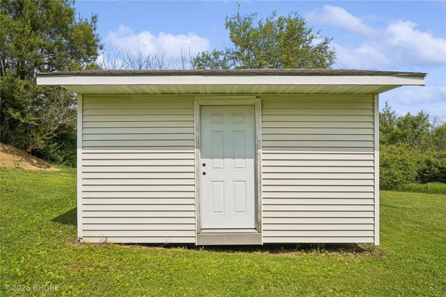 8527 Ridgeview Drive, Des Moines, IA 50320