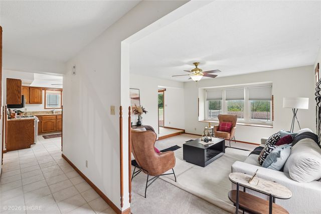 8527 Ridgeview Drive, Des Moines, IA 50320