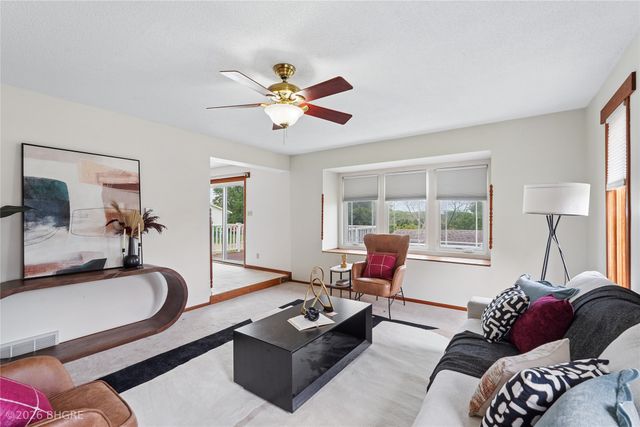 8527 Ridgeview Drive, Des Moines, IA 50320