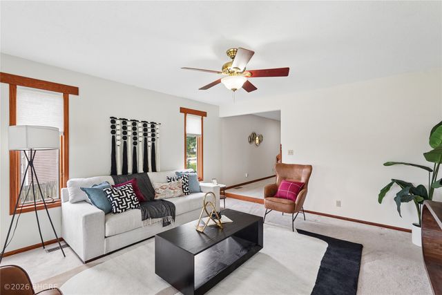 8527 Ridgeview Drive, Des Moines, IA 50320