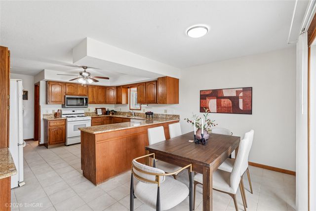 8527 Ridgeview Drive, Des Moines, IA 50320