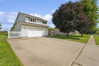 8527 Ridgeview Drive, Des Moines, IA 50320
