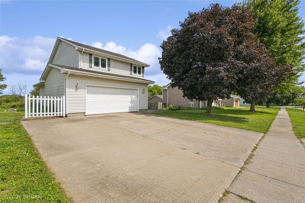 8527 Ridgeview Drive, Des Moines, IA 50320