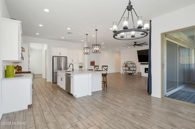 470 W Red Ribbon Lane, Oro Valley, AZ 85755