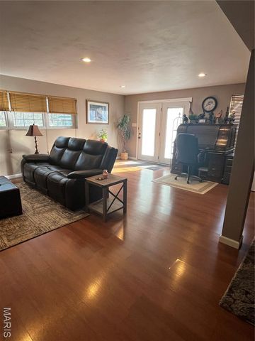 950 Hidden Cove, Belleville, IL 62223