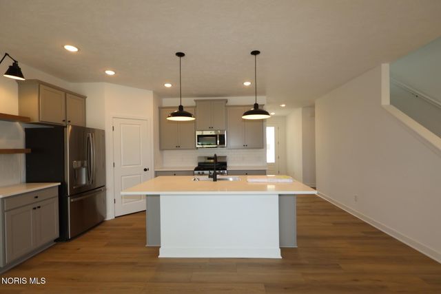 7748 Hank Drive, Holland, OH 43528