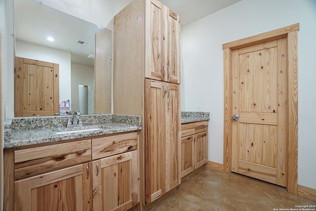 719 Falling Leaves, Adkins, TX 78101