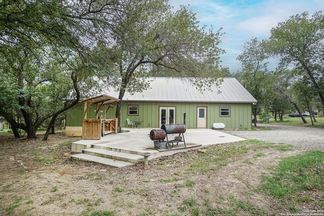 719 Falling Leaves, Adkins, TX 78101