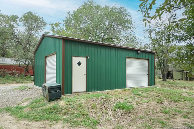 719 Falling Leaves, Adkins, TX 78101