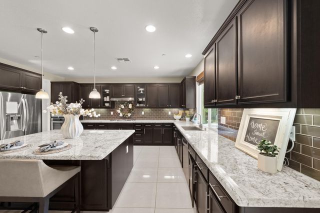 951 Anvil Cir, Rocklin, CA 95765