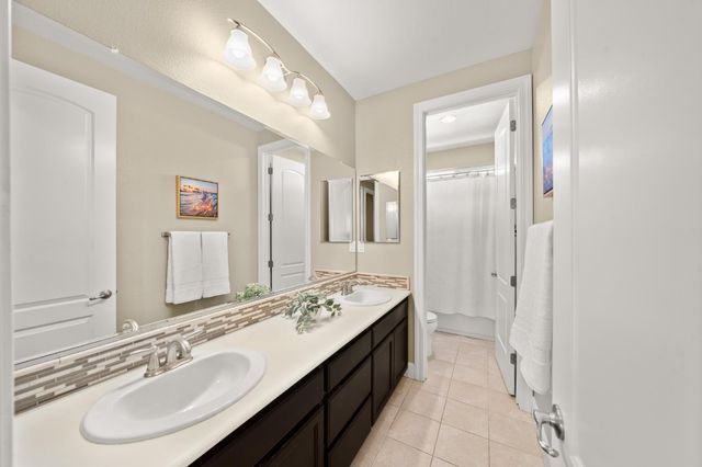951 Anvil Cir, Rocklin, CA 95765