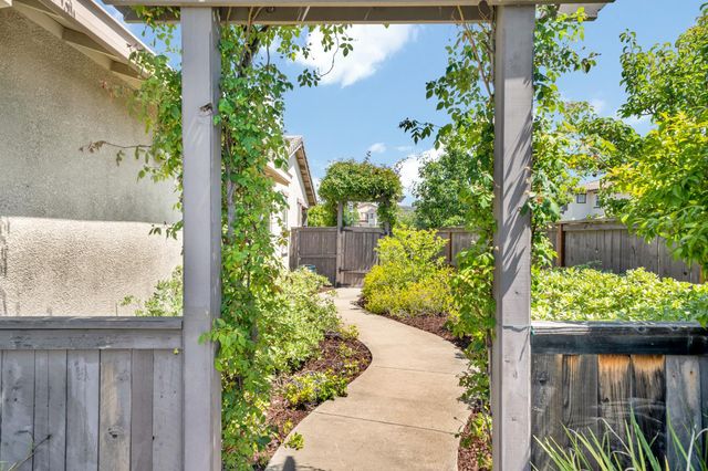 951 Anvil Cir, Rocklin, CA 95765
