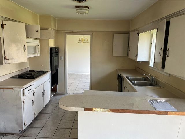 419 Lee Avenue, Jones Creek, TX 77541