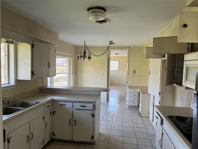 419 Lee Avenue, Jones Creek, TX 77541