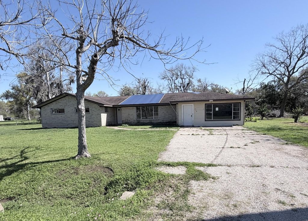419 Lee Avenue, Jones Creek, TX 77541