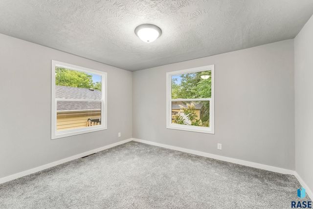 1304 E 22nd St Street, Sioux Falls, SD 57105