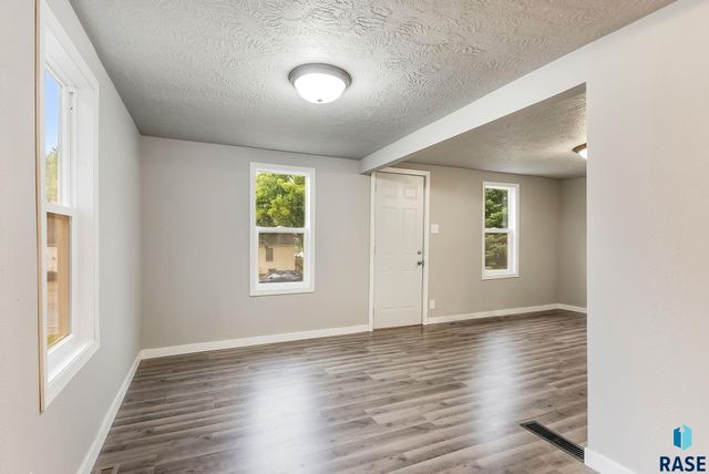 1304 E 22nd St Street, Sioux Falls, SD 57105