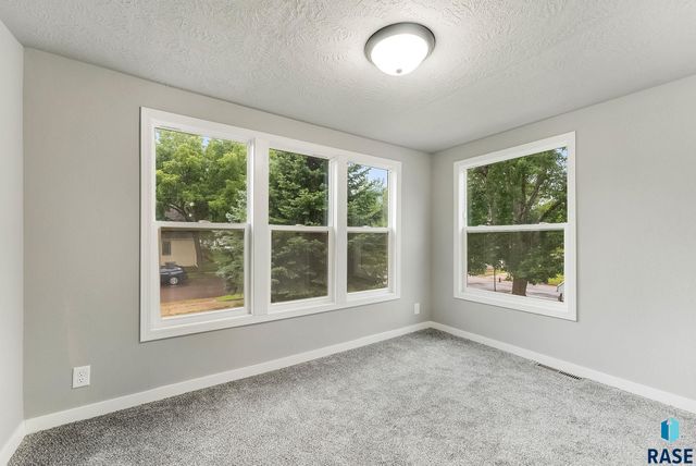 1304 E 22nd St Street, Sioux Falls, SD 57105