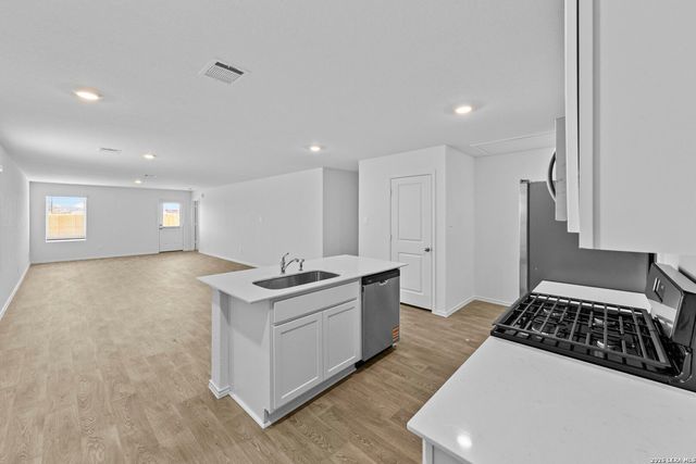 16055 Mahogany Way, Elmendorf, TX 78112