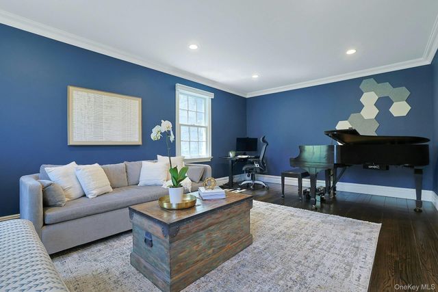 33 Lawrence Road, Scarsdale, NY 10583