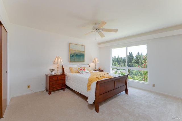 925 Knob Hill Rd, Ukiah, CA 95482