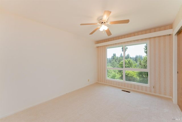 925 Knob Hill Rd, Ukiah, CA 95482