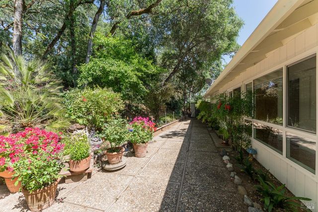 925 Knob Hill Rd, Ukiah, CA 95482