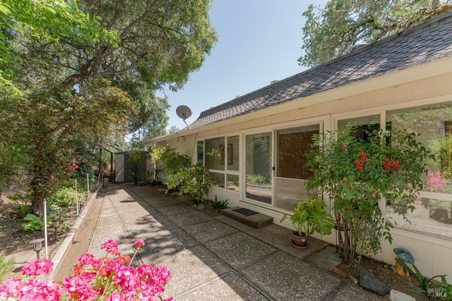 925 Knob Hill Rd, Ukiah, CA 95482