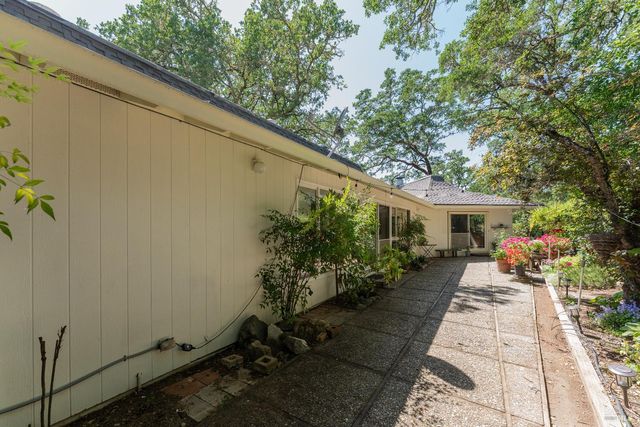 925 Knob Hill Rd, Ukiah, CA 95482