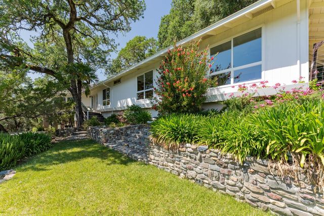 925 Knob Hill Rd, Ukiah, CA 95482