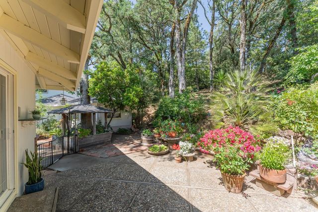925 Knob Hill Rd, Ukiah, CA 95482