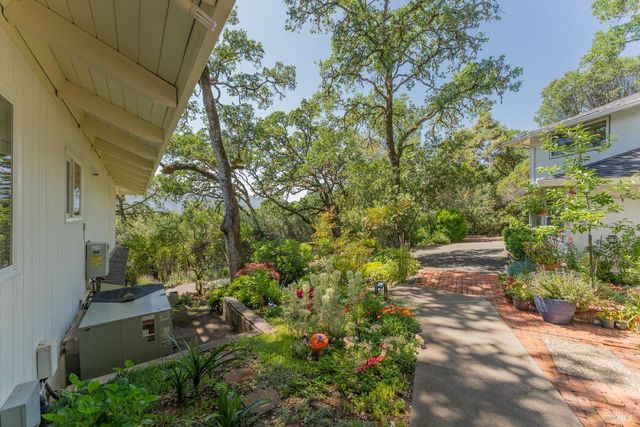 925 Knob Hill Rd, Ukiah, CA 95482