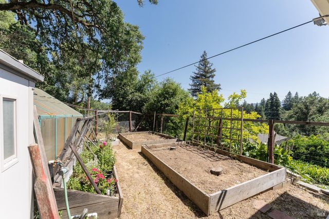 925 Knob Hill Rd, Ukiah, CA 95482