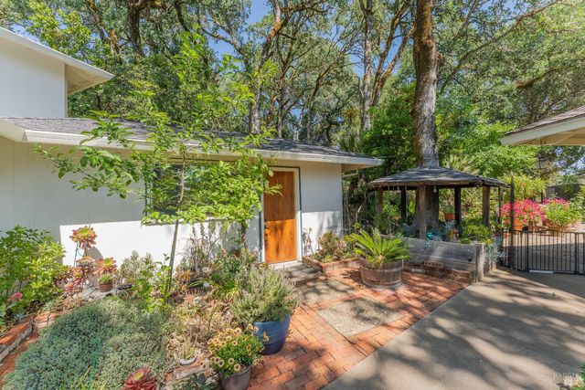 925 Knob Hill Rd, Ukiah, CA 95482