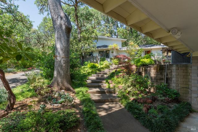 925 Knob Hill Rd, Ukiah, CA 95482