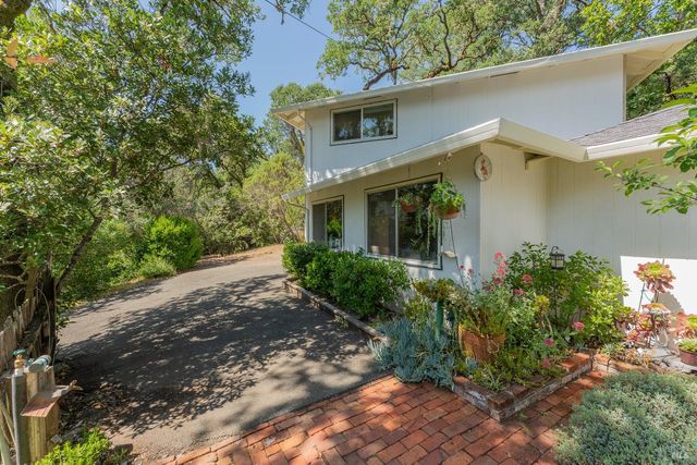 925 Knob Hill Rd, Ukiah, CA 95482