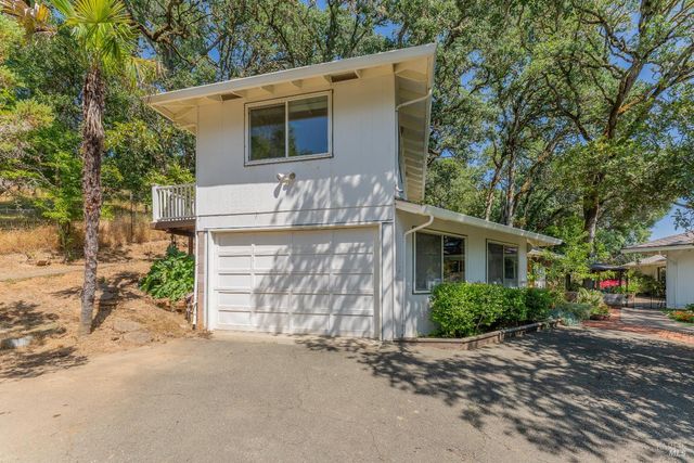 925 Knob Hill Rd, Ukiah, CA 95482