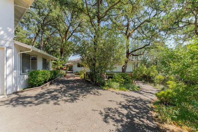 925 Knob Hill Rd, Ukiah, CA 95482