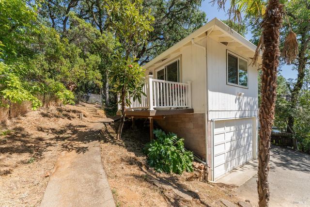 925 Knob Hill Rd, Ukiah, CA 95482