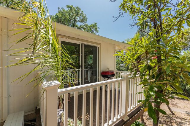 925 Knob Hill Rd, Ukiah, CA 95482