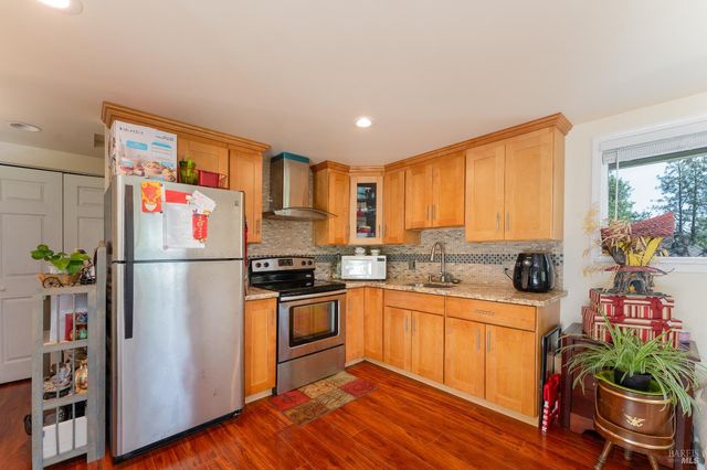 925 Knob Hill Rd, Ukiah, CA 95482