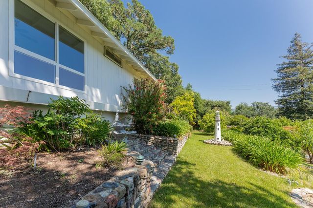 925 Knob Hill Rd, Ukiah, CA 95482