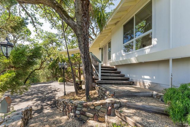 925 Knob Hill Rd, Ukiah, CA 95482
