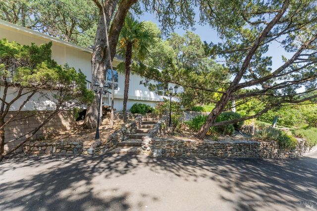 925 Knob Hill Rd, Ukiah, CA 95482