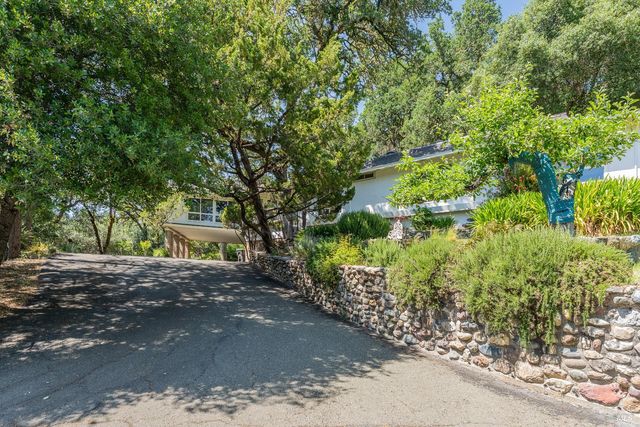 925 Knob Hill Rd, Ukiah, CA 95482
