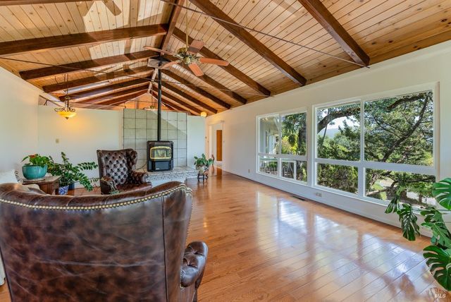 925 Knob Hill Rd, Ukiah, CA 95482