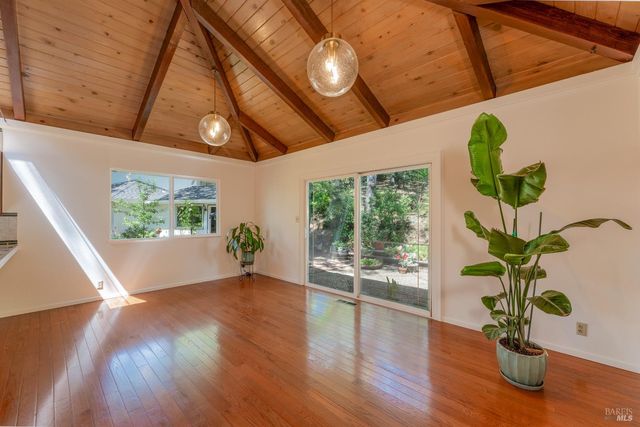 925 Knob Hill Rd, Ukiah, CA 95482