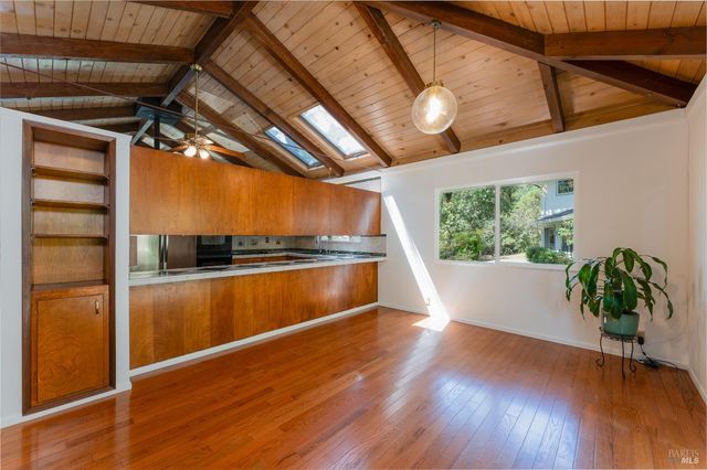 925 Knob Hill Rd, Ukiah, CA 95482