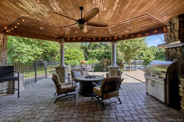27 School Lane, Lloyd Harbor, NY 11743