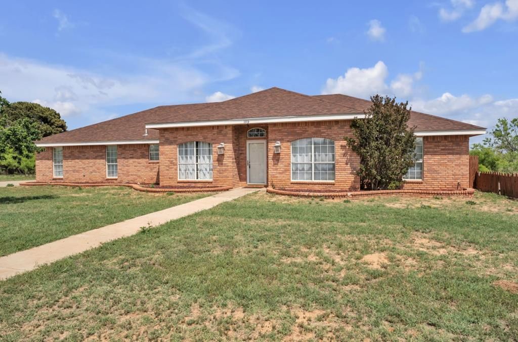 105 Maple Ave, Coahoma, TX 79511
